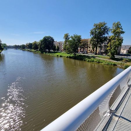 Prostorny Byt V Centru U Reky, 2 Loznice, Balkon Hradec Králové エクステリア 写真