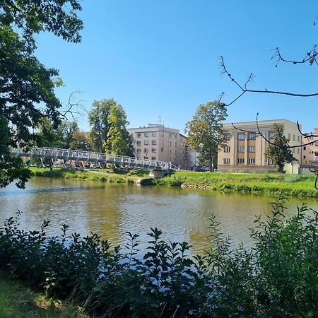Prostorny Byt V Centru U Reky, 2 Loznice, Balkon Hradec Králové エクステリア 写真