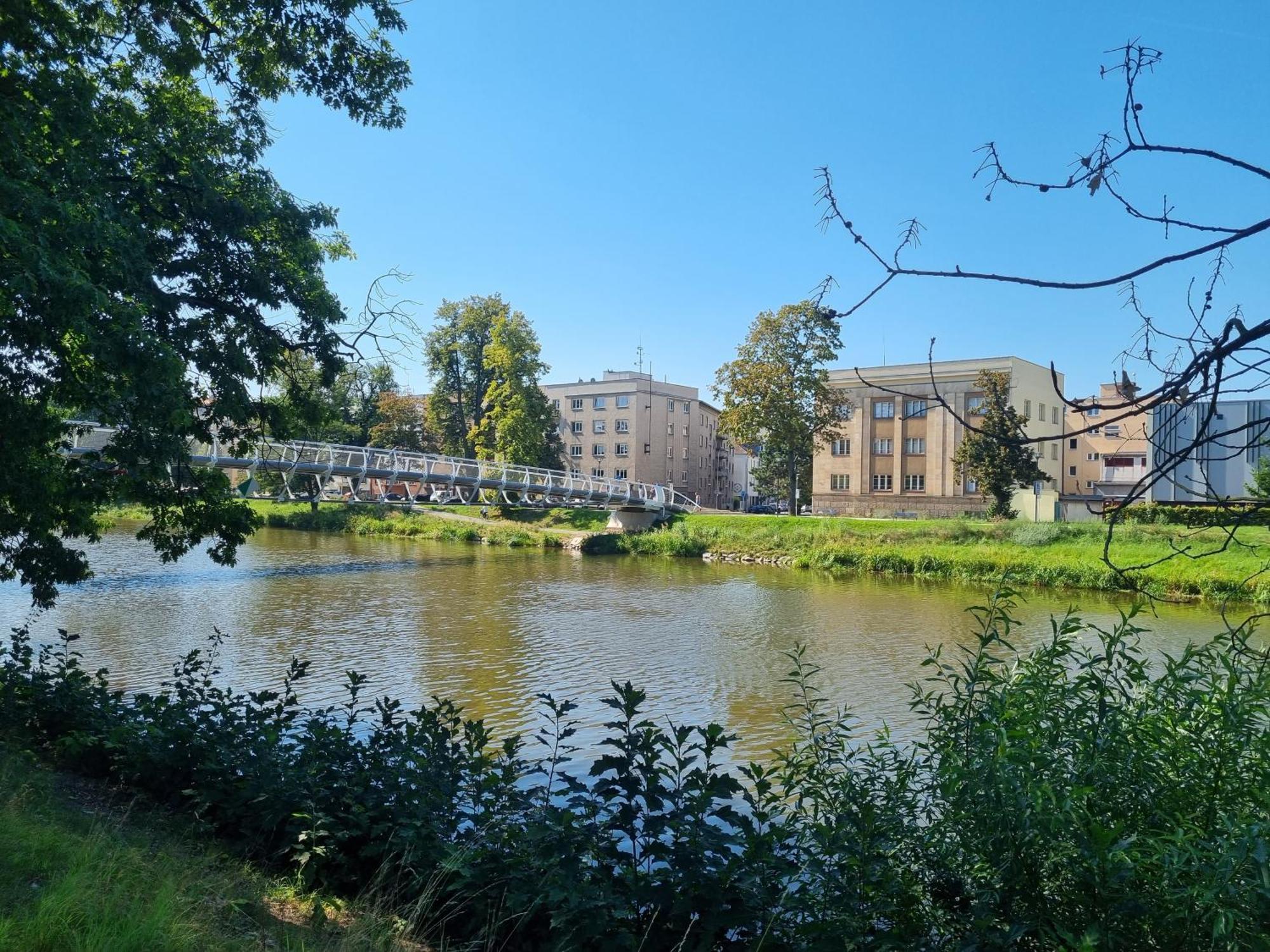 Prostorny Byt V Centru U Reky, 2 Loznice, Balkon Hradec Králové エクステリア 写真