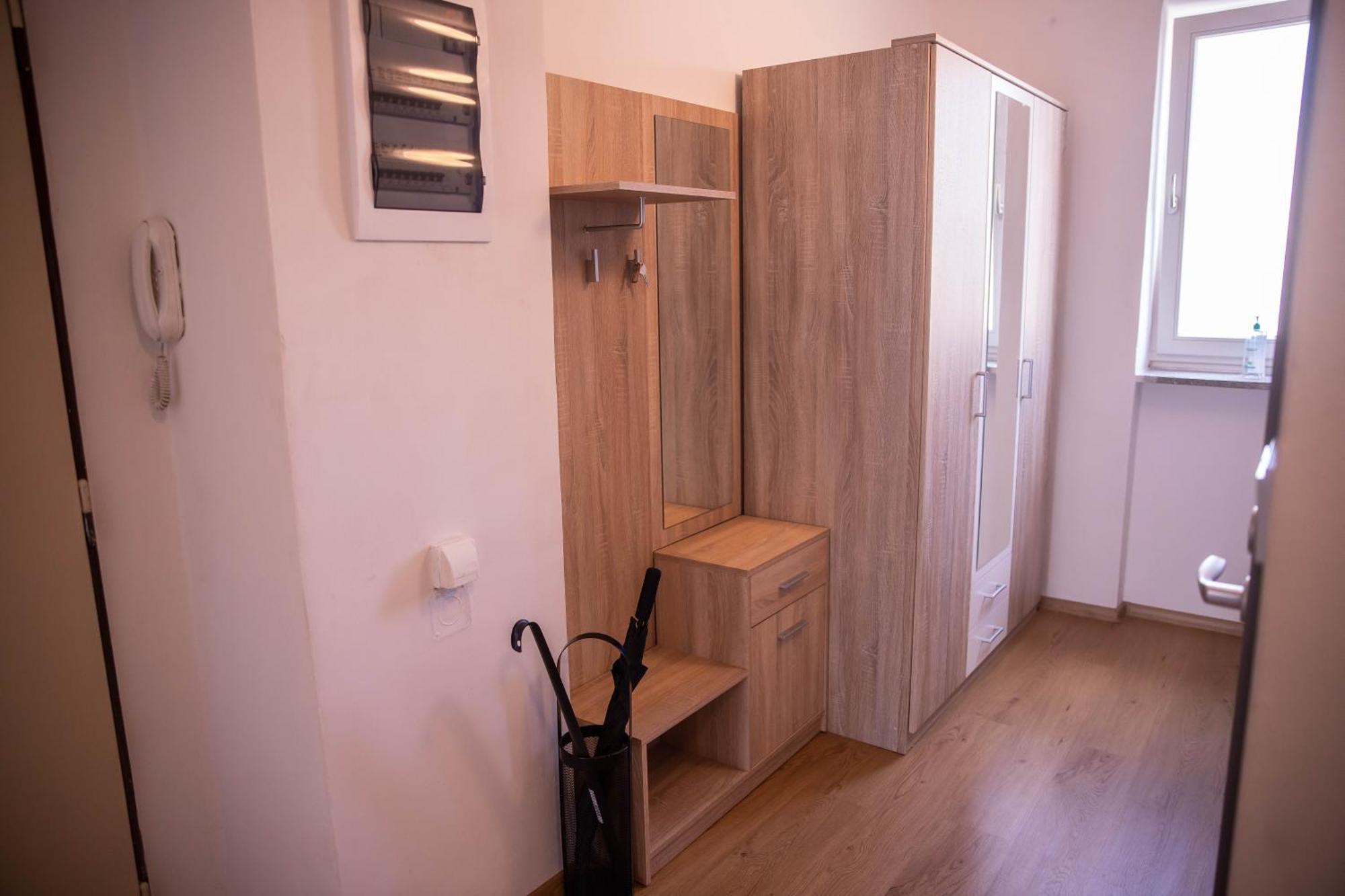 Prostorny Byt V Centru U Reky, 2 Loznice, Balkon Hradec Králové エクステリア 写真