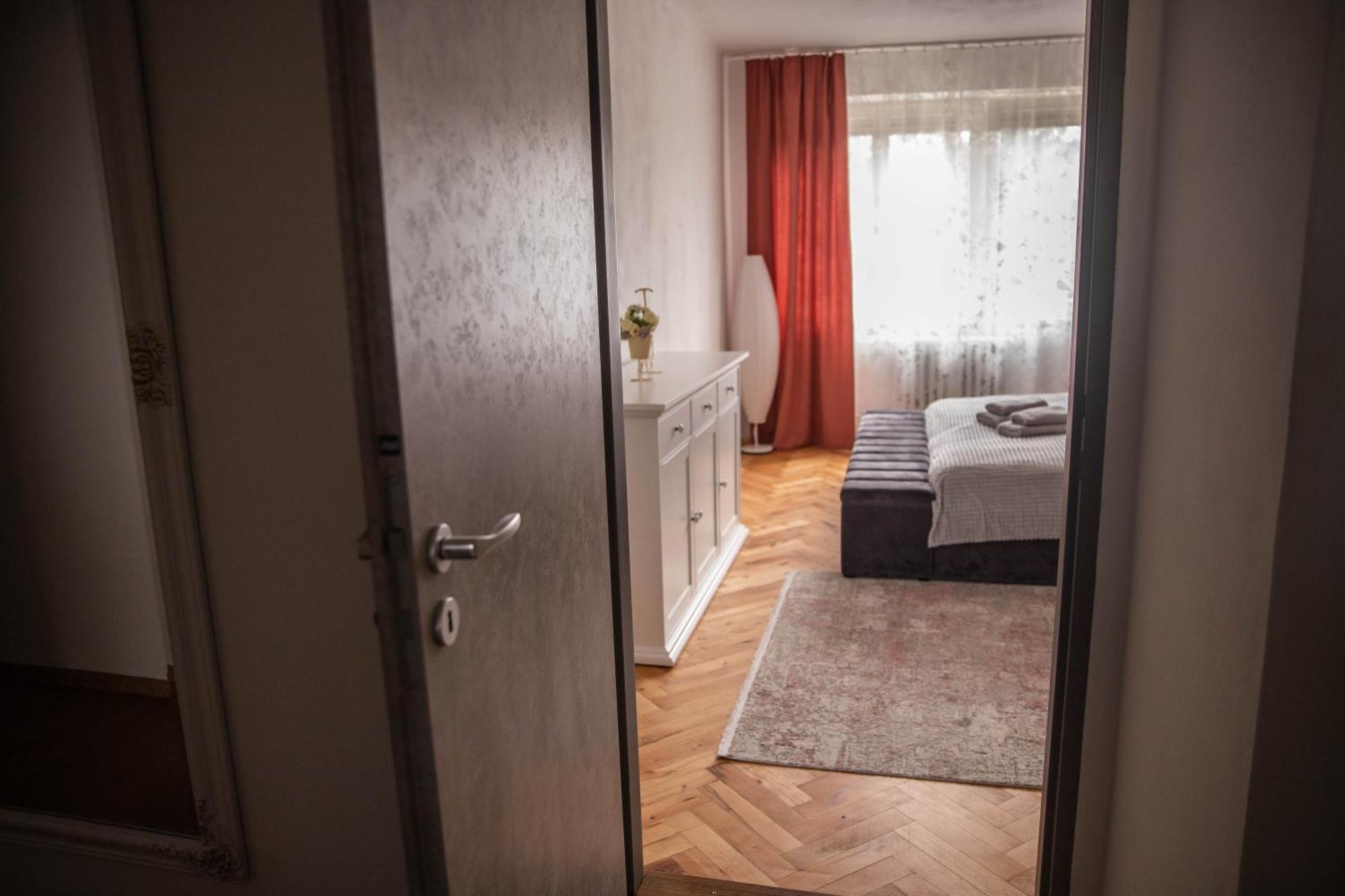 Prostorny Byt V Centru U Reky, 2 Loznice, Balkon Hradec Králové エクステリア 写真