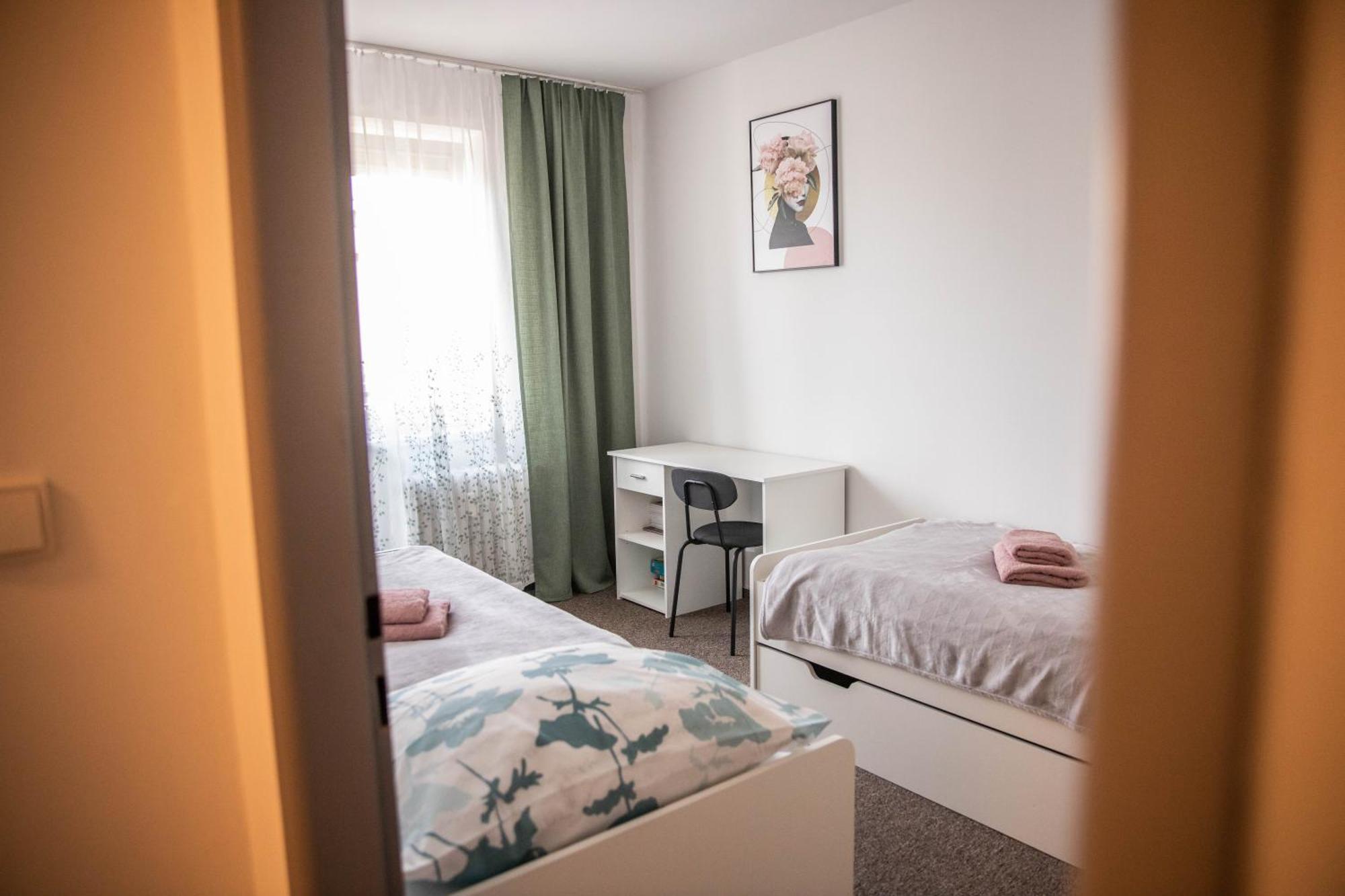 Prostorny Byt V Centru U Reky, 2 Loznice, Balkon Hradec Králové エクステリア 写真