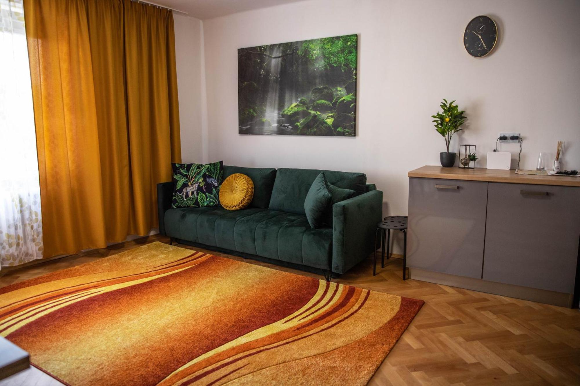 Prostorny Byt V Centru U Reky, 2 Loznice, Balkon Hradec Králové エクステリア 写真